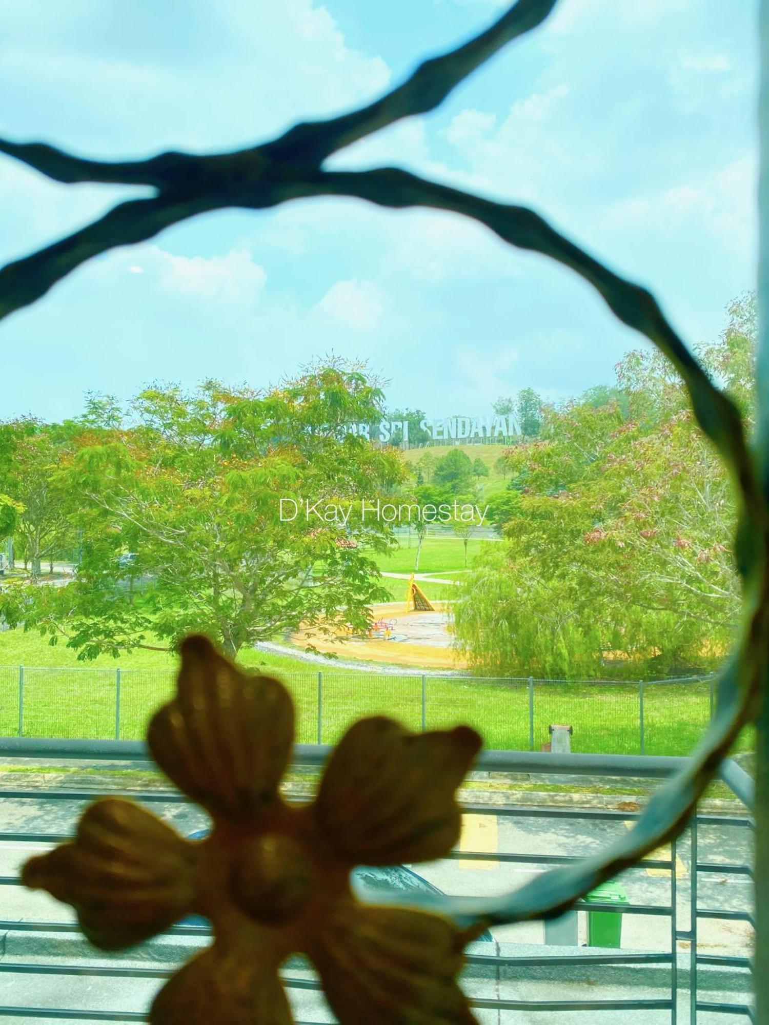 4 Bedrooms Homestay, Fully Aircond In Sendayan By D'Kay Homes I 10-15 Pax スレンバン エクステリア 写真