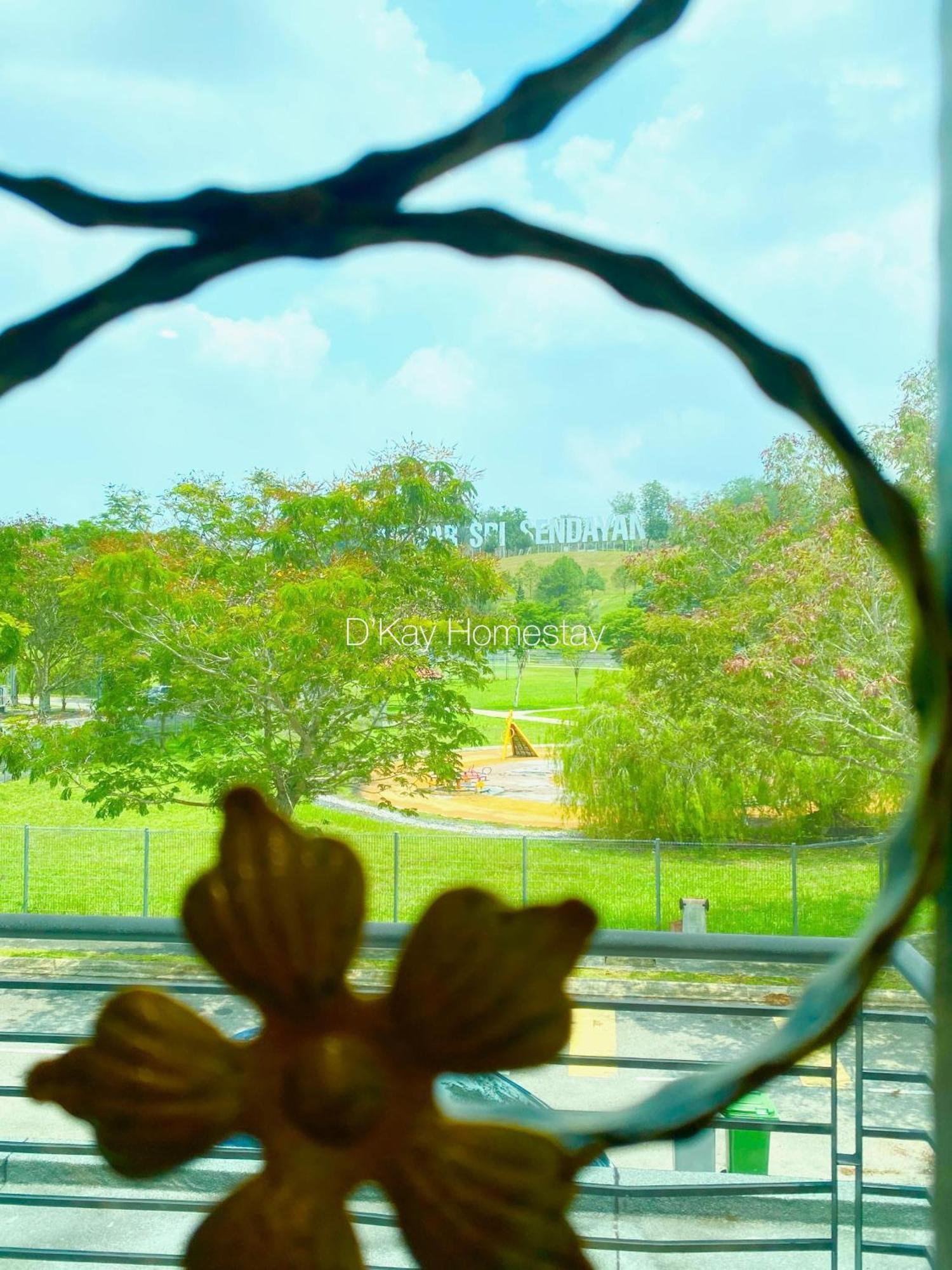 4 Bedrooms Homestay, Fully Aircond In Sendayan By D'Kay Homes I 10-15 Pax スレンバン エクステリア 写真